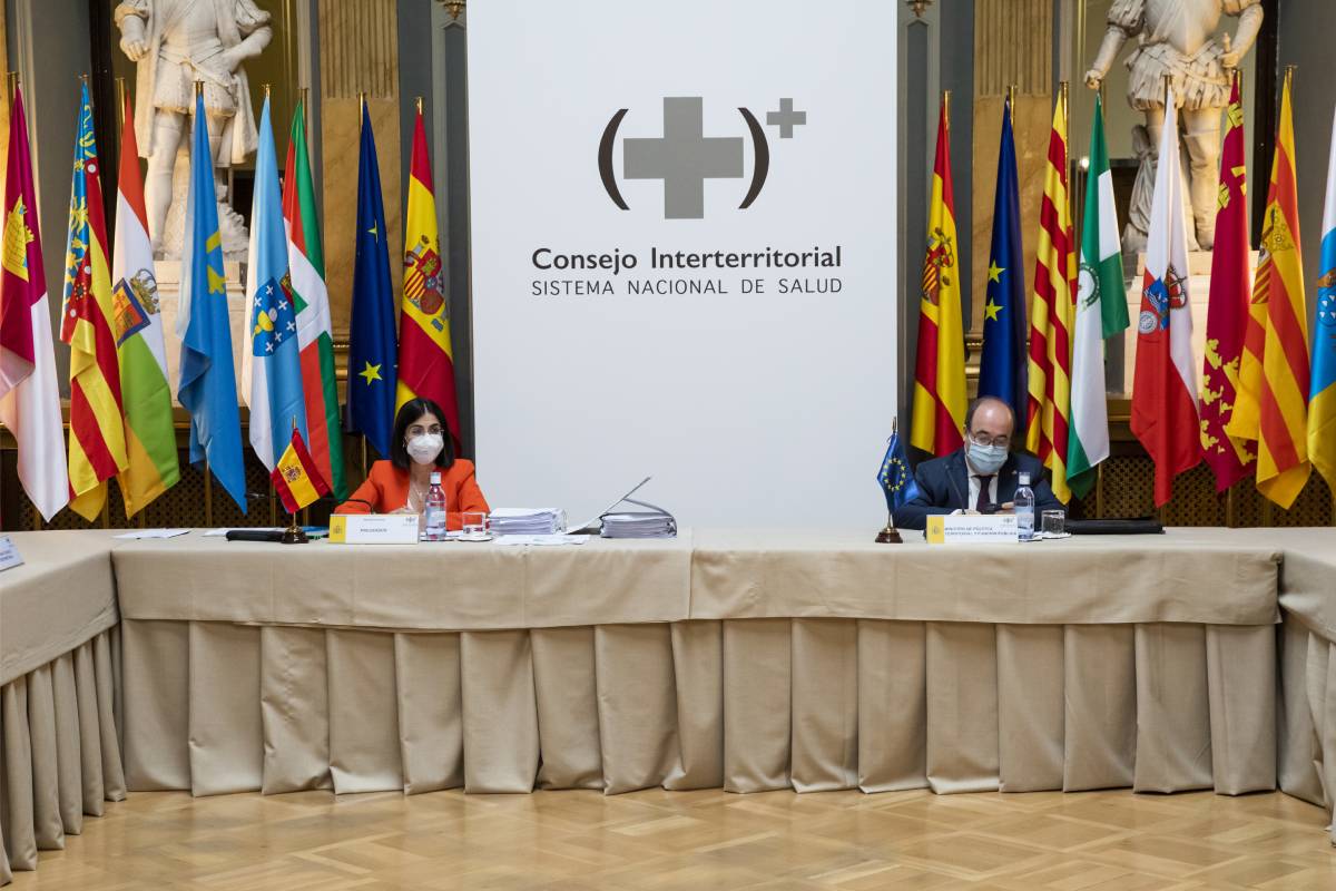 Los ministros de Sanidad, Carolina Darias, y de Administraciones Públicas, Miquel Iceta, en el Consejo Interterritorial de Salud. (Foto: Bernardo Díaz) 