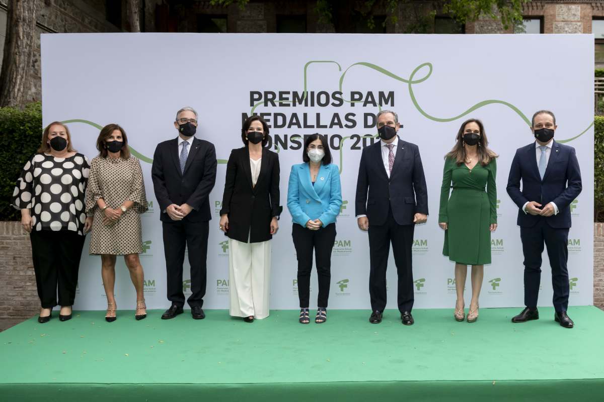 Carolina Darias, ministra de Sanidad, flanqueada por los miembros del nuevo ComitÃ© Directivo del Consejo General de COF. (JosÃ© Luis Pindado)