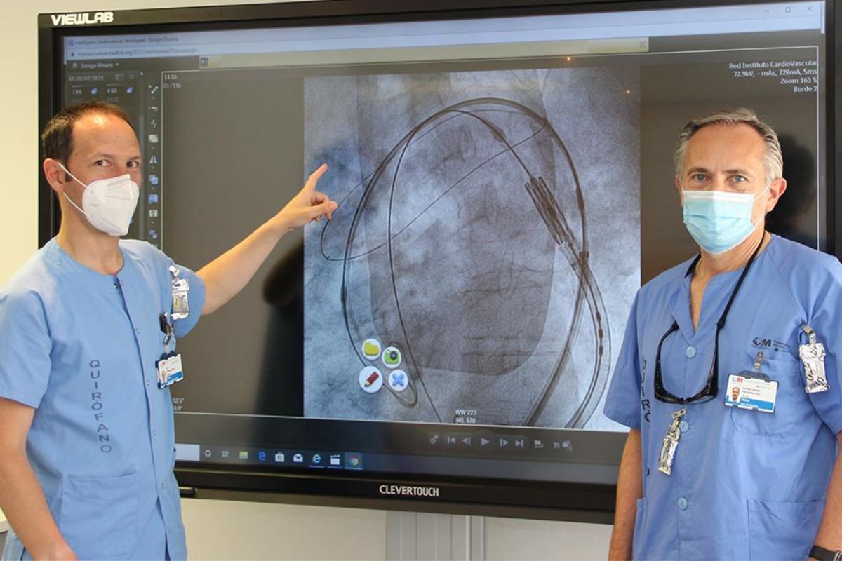 Luis Nombela-Franco, a la izquierda, y Antonio Fernández Ortiz, cardiólogos del Hospital Clínico de Madrid, explican la utilidad del nuevo dispositivo. FOTO: HUCS. 