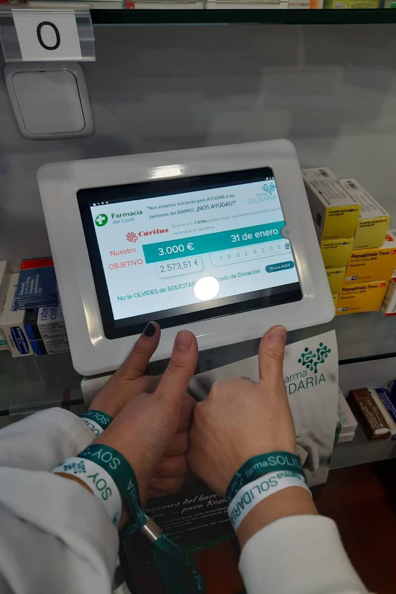 Tablet situada en la Farmacia El Carril, en Archena (Murcia), donde se muestra la recaudaciÃ³n conseguida para una iniciativa de CÃ¡ritas.