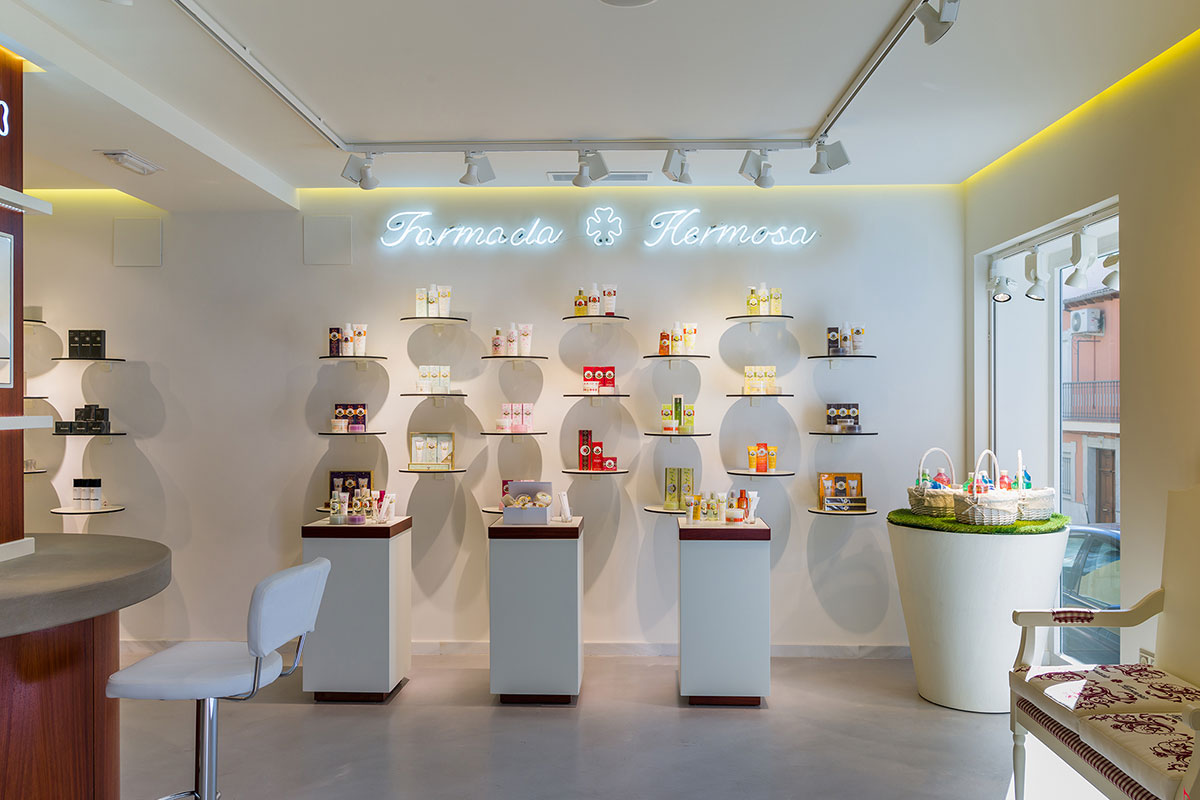 En Farmacia Hermosa predomina el color cereza y hueso. El patio fue reconvertido en una sala con techo en ajedrezado de palo rojo. Fotografía IKUO MARUYAM