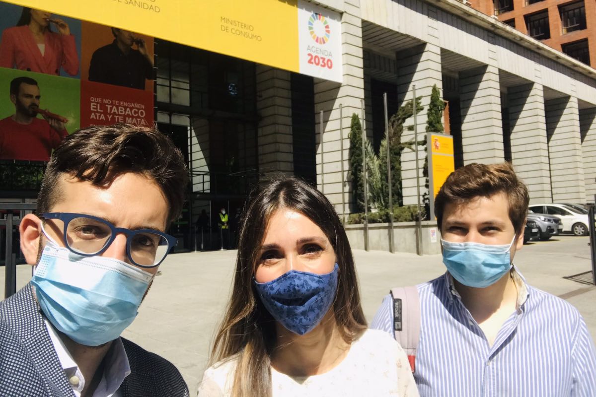 Domingo Antonio Sánchez (OMC), Sheila Justo (CESM) y Alejandro Cuéllar, coordinador de FSE Unida, a las puertas del Ministerio de Sanidad.