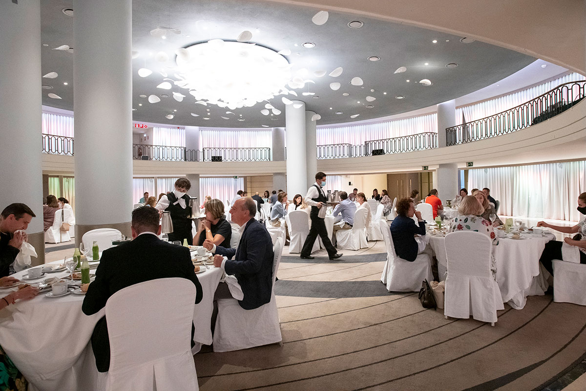 Los asistentes a la jornada disfrutaron de un brunch, en el que se siguieron todas las medidas de seguridad. Foto: Mauricio Skrycky.