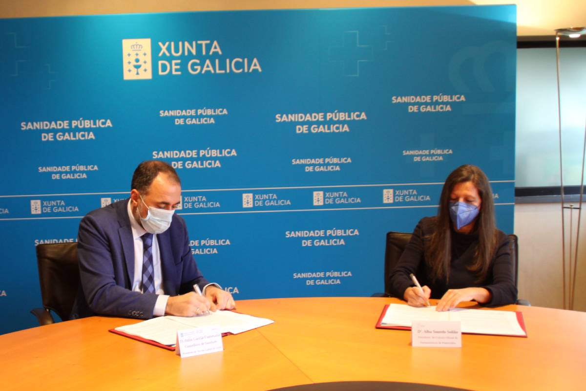 ulio García Comesaña, consejero de Sanidad de Galicia, y Alba Soutelo, presidenta del COF de Pontevedra, firmando el convenio para los cribados de covid en farmacias.