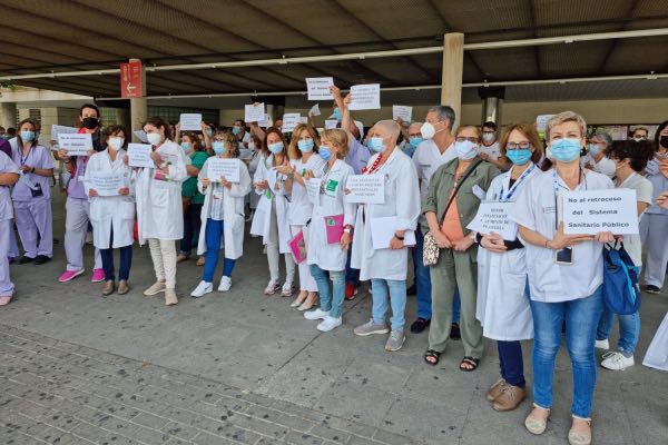 Sanitarios protestan ante las puertas del Hospital de Alicante por la extinción de los contratos covid (FOTO: CESM-CV).
