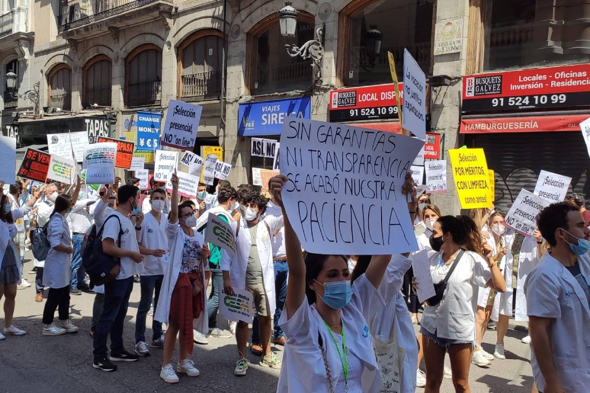 Los futuros residentes MIR, EIR y FIR saliendo de la Puerta del Sol en la manifestación del 8 de junio contra la elección telemática (Foto: Raquel Díaz)