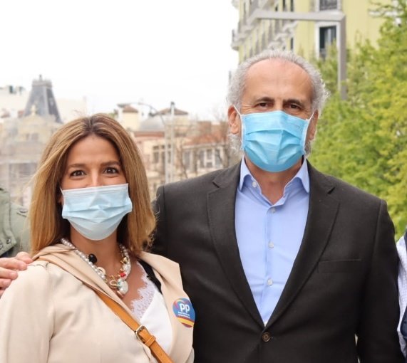 Elena Mantilla, directora general de Inspección y Ordenación Sanitaria de la Comunidad de Madrid, con Enrique Ruiz Escudero, consejero de Sanidad en funciones de la Comunidad de Madrid. 