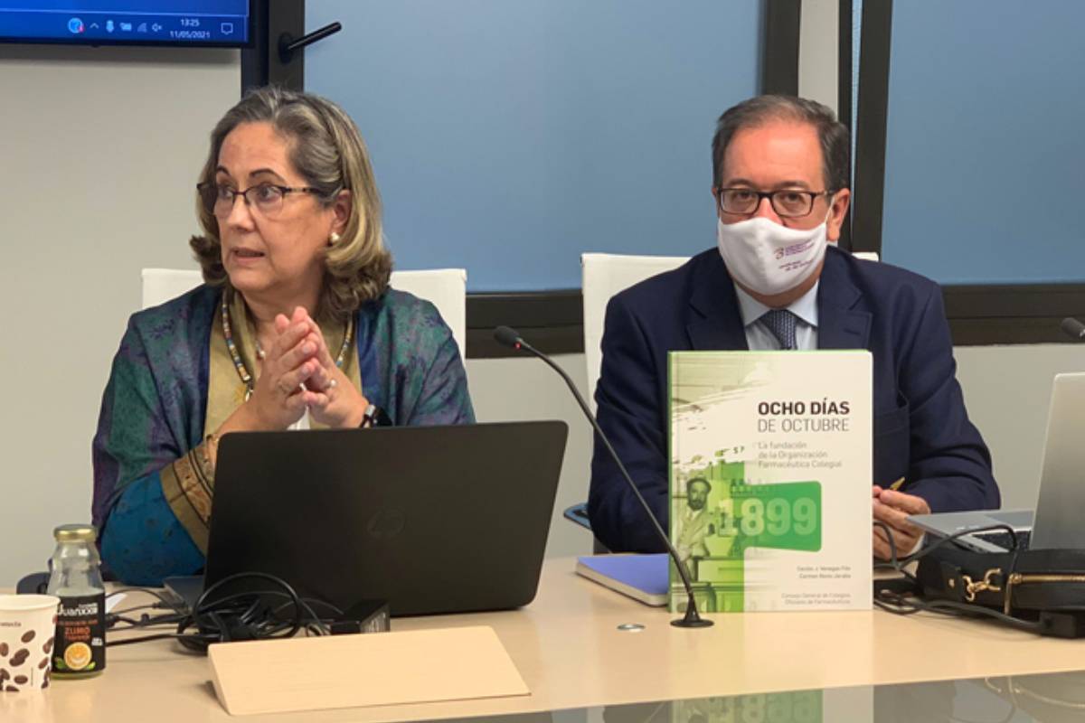 Carmen Recio Jaraba, directora del Gabinete de Presidencia del Consejo General de COF, y Cecilio Venegas Fito, presidente del COF de Badajoz, autores del libro 'Ocho días de octubre. La fundación de la Organización Farmacéutica Colegial'.