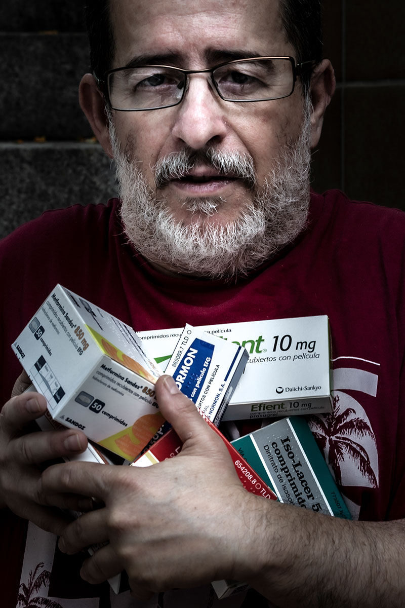 Fructuoso MartÃnez, que ha sufrido cuatro infartos, con los medicamentos que toma diariamente. /Jaume Cosialls.