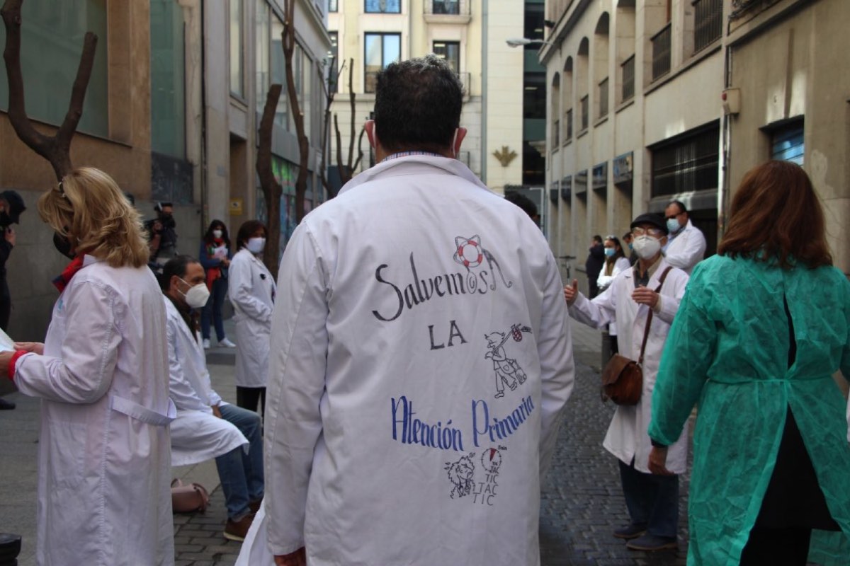 Aspecto de una protesta de médicos de primaria convocada por el sindicato Amyts ante la sede de la Consejería de Sanidad.