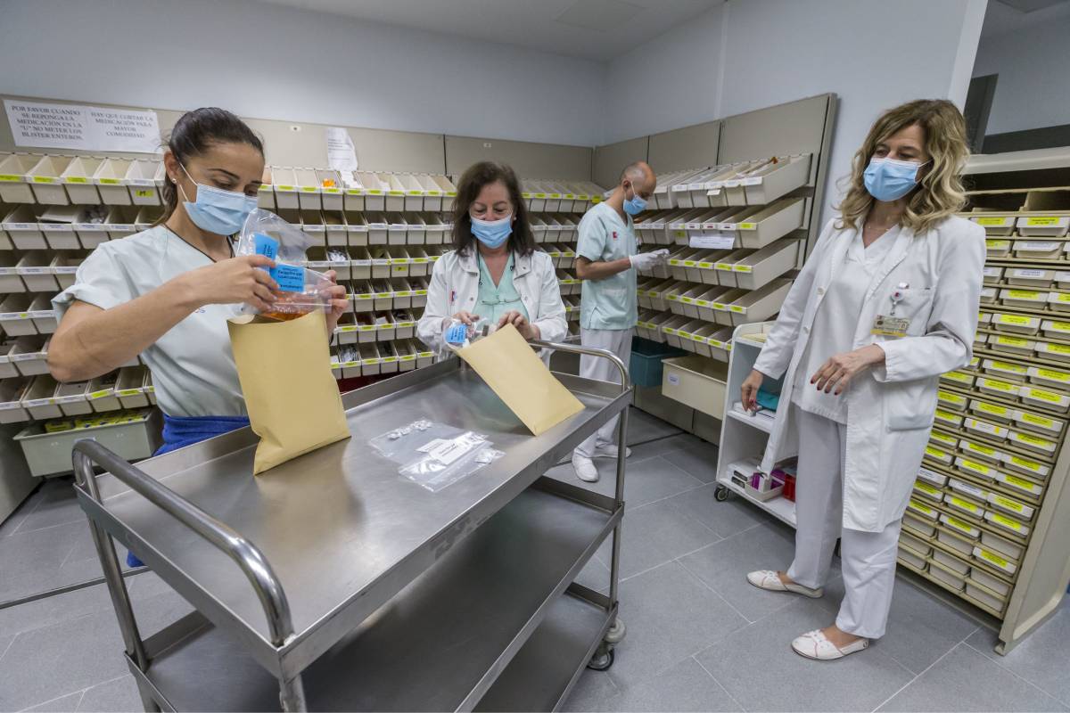 Técnicos de Farmacia preparando la medicación al alta de los trasplantados. Foto: Roberto Ruiz.