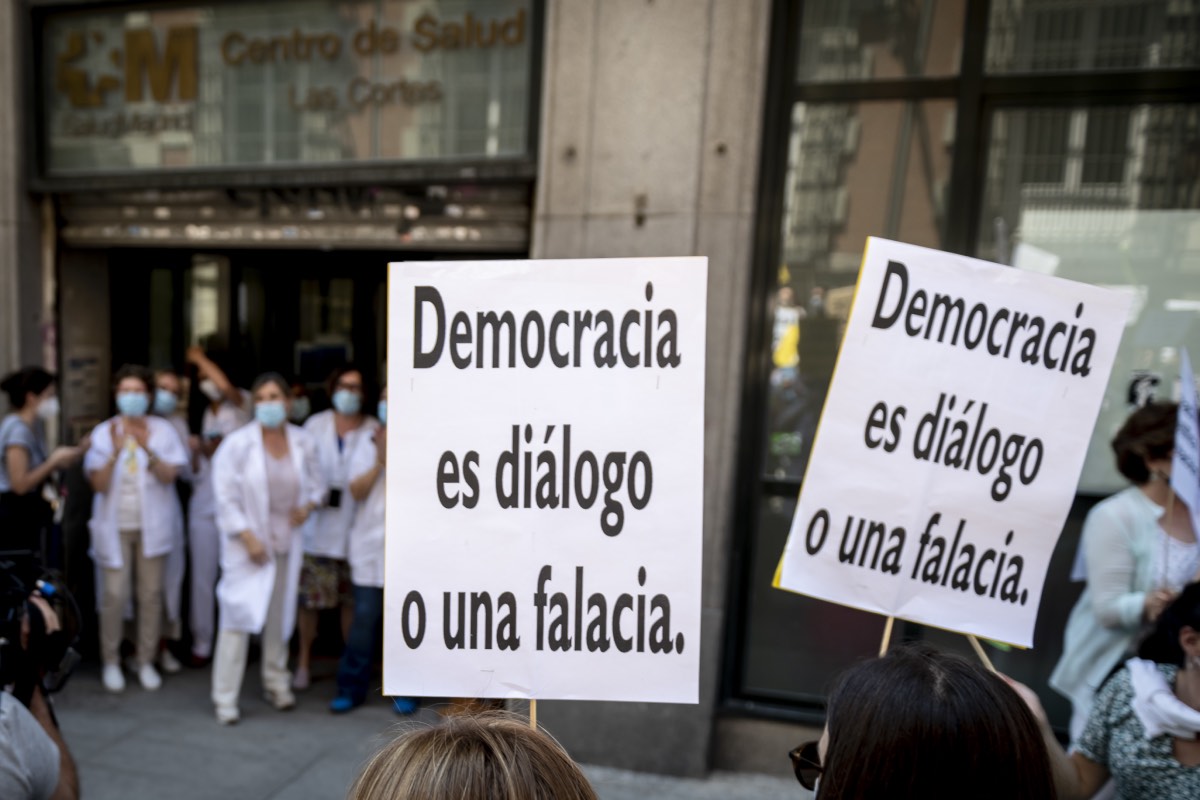 Aspecto de una de las manifestaciones celebradas en Madrid contra la adjudicación telemática de plazas MIR, a su paso por la puerta de un centro de salud (Foto: José Luis Pindado).