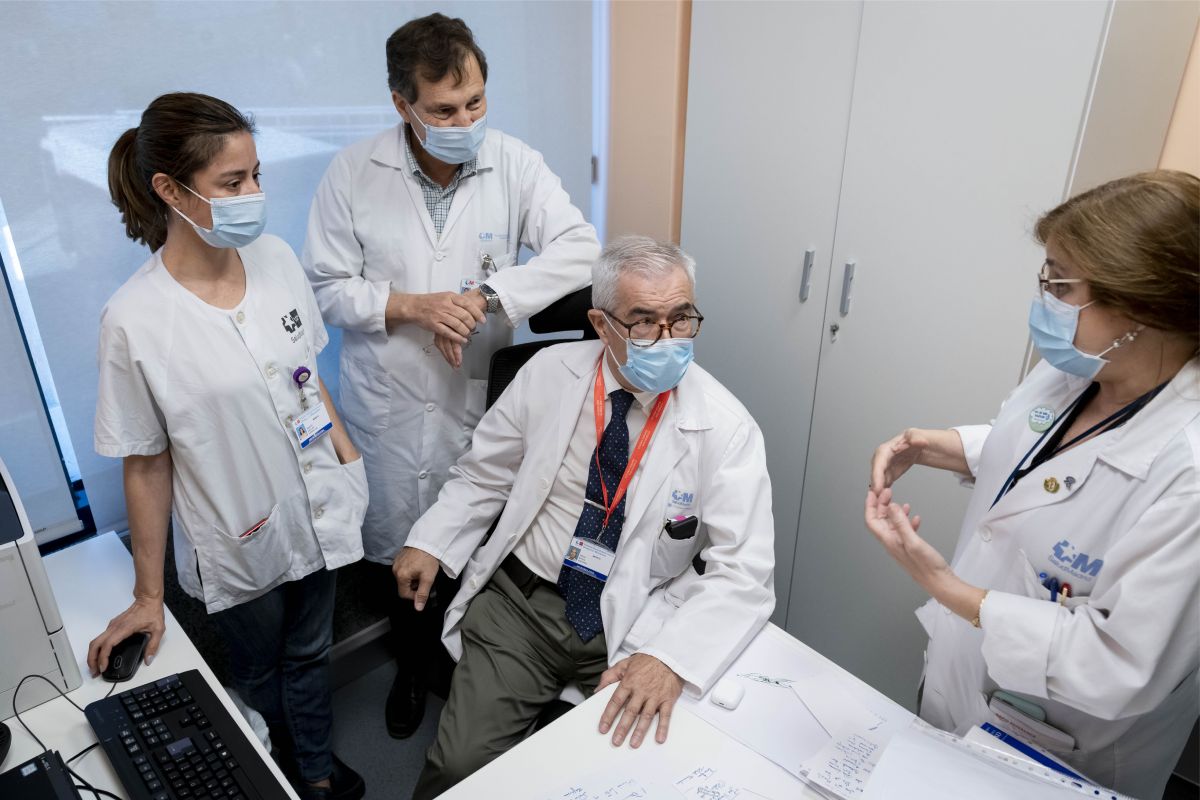 Emilio Bouza, sentado, en una reunión clínica actual, junto a Marta Kestler, Víctor González y Patricia Muñoz, actual jefa de Microbiología e Infecciosas del Gregorio Marañón. FOTO: José Luis Pindado. 