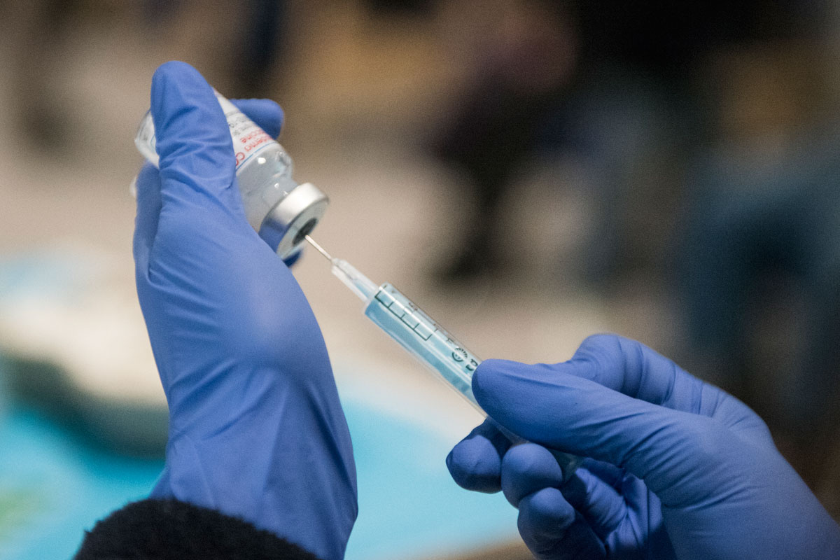 Un sanitario prepara la inyección con la vacuna de covid de Moderna en el Hospital Isabel Zendal. (FOTO: Luis Camacho) 