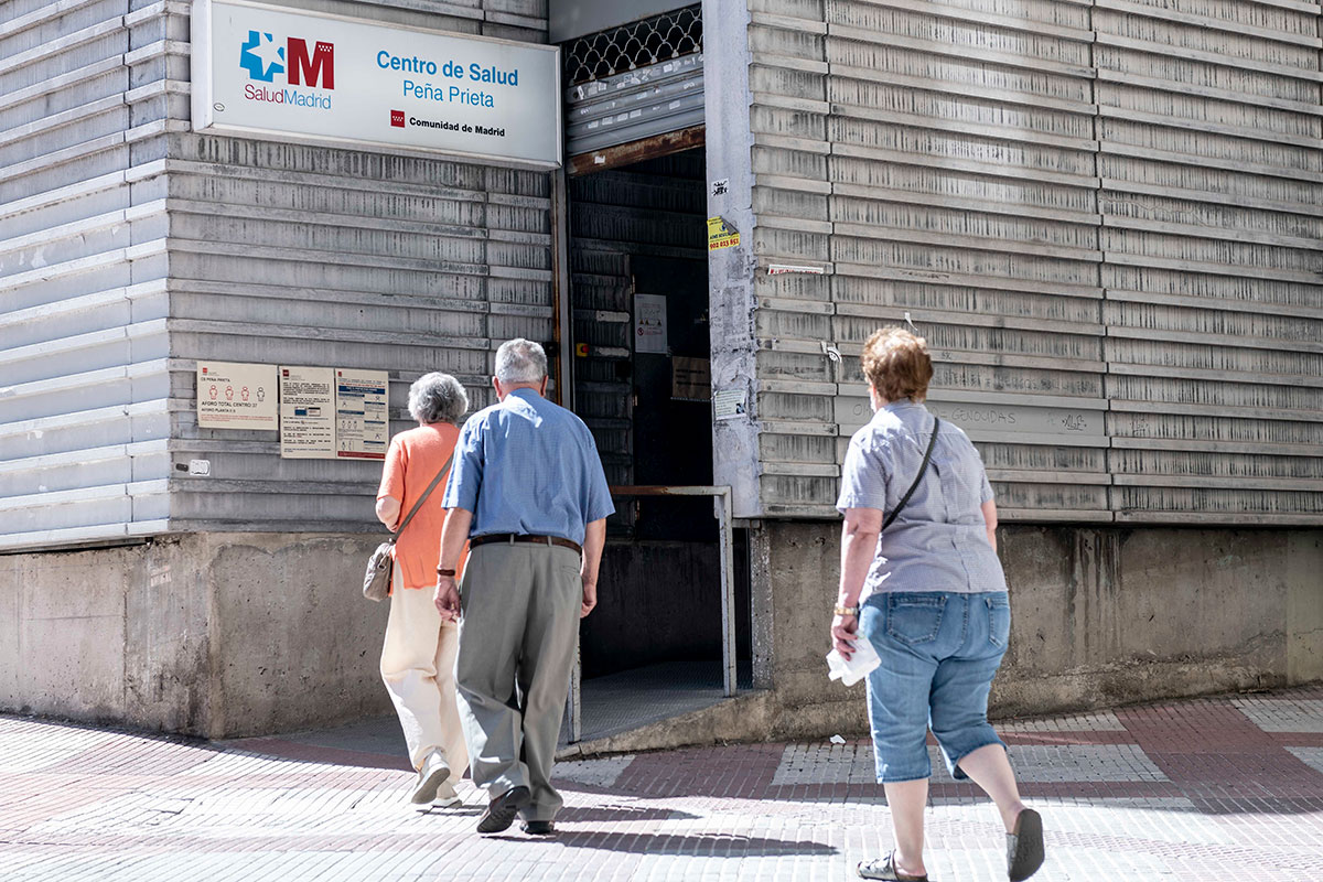 Fachada del Centro de Salud Peña Prieta, en el barrio de Vallecas, una de las zonas con más alta demanda asistencial de la capital (FOTO: José Luis Pindado).