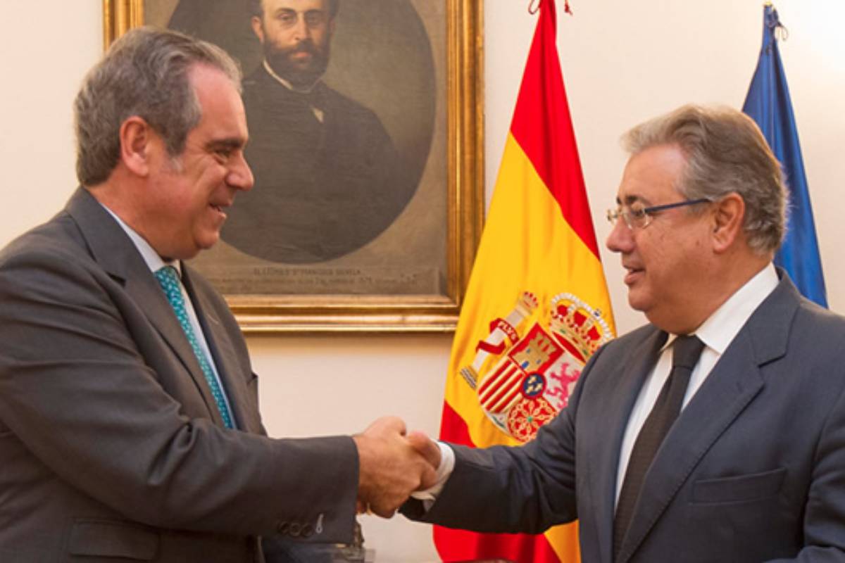 Jesús Aguilar, presidente del Consejo General de COF, y Juan Ignacio Zoido, ministro del Interior en 2017, en la firma del protocolo.