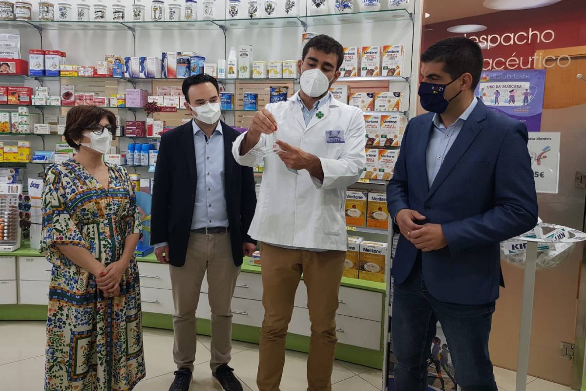  El presidente del COF de Orense, Santiago Leyes, junto al delegado territorial de la Junta de Galicia en Ourense, Gabriel Alén, en una farmacia de la provincia.