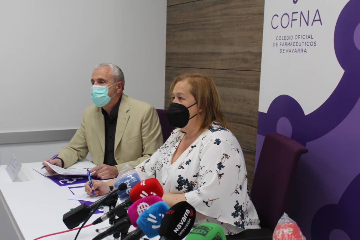 El director general de Salud, Carlos Artundo, y la presidenta del COF de Navarra, Marta Galipienzo.