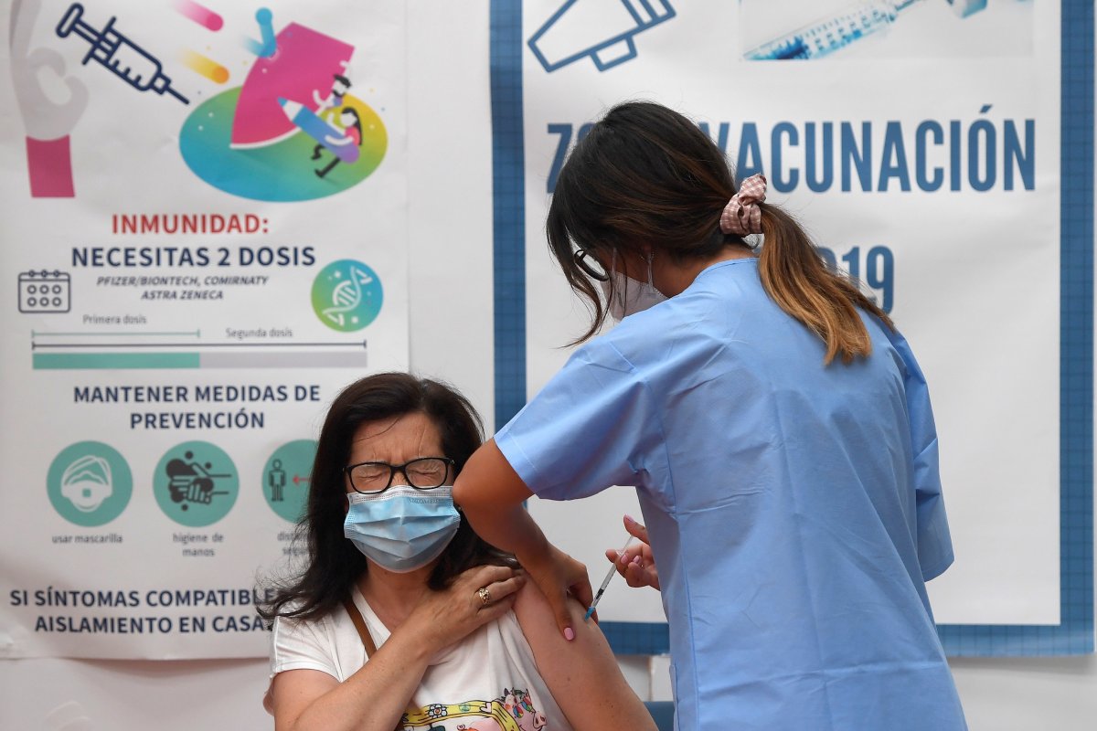 Una mujer recibe una dosis de la vacuna contra la covid este domingo en Avilés (Asturias).