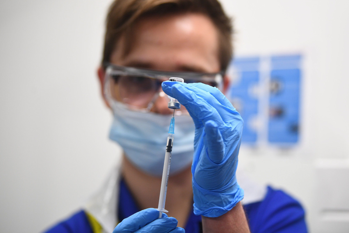 Un sanitario prepara una dosis de vacuna contra la covid-19. (FOTO: EFE) 