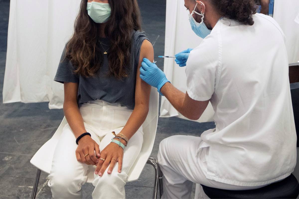 Un enfermero vacunando a una adolescente en Cataluña (Foto: EFE/Marta Pérez) 