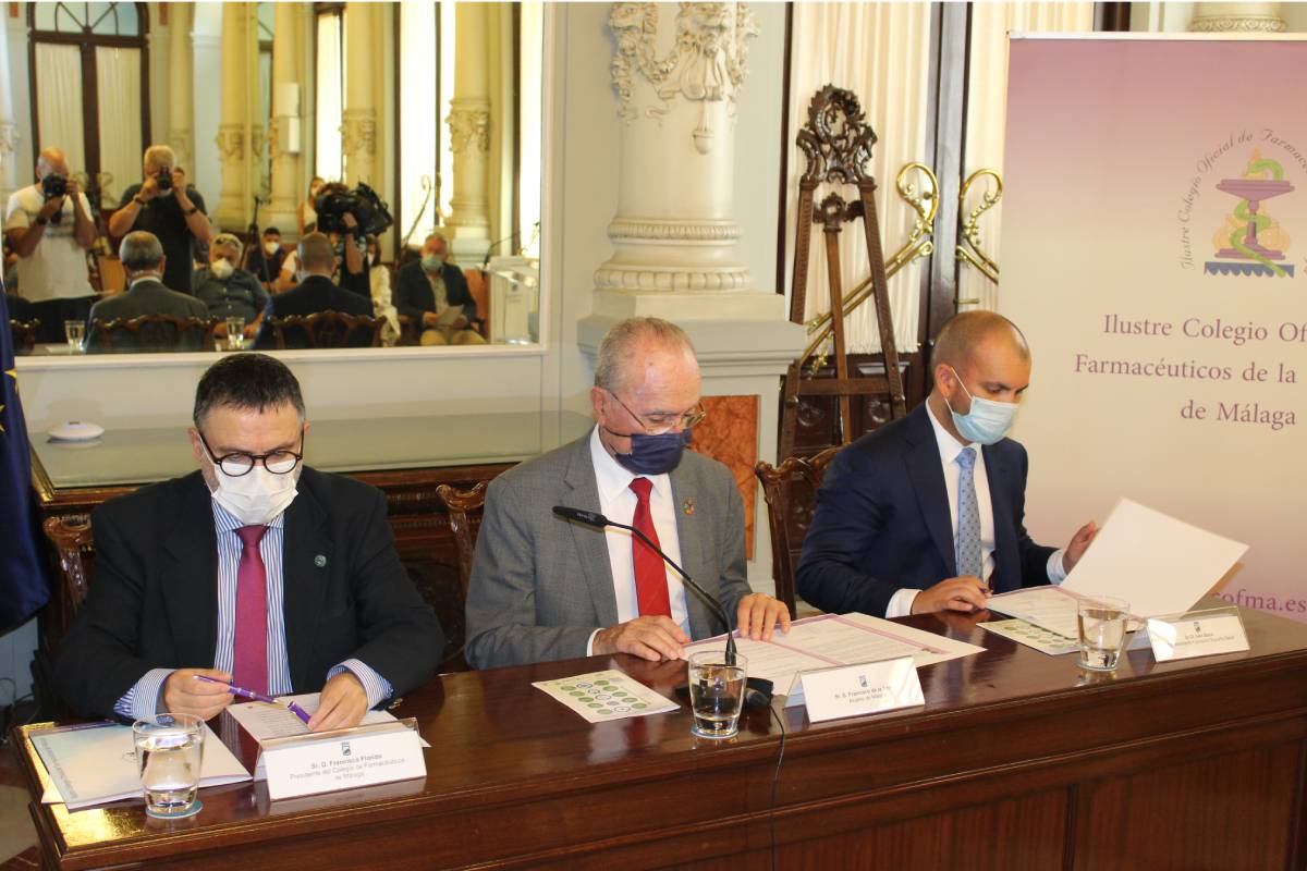 Francisco Florido, presidente del COF de MÃ¡laga; Francisco de la Torre, alcalde de la ciudad, e IvÃ¡n Bayo, de la FundaciÃ³n EspaÃ±a Salud. 