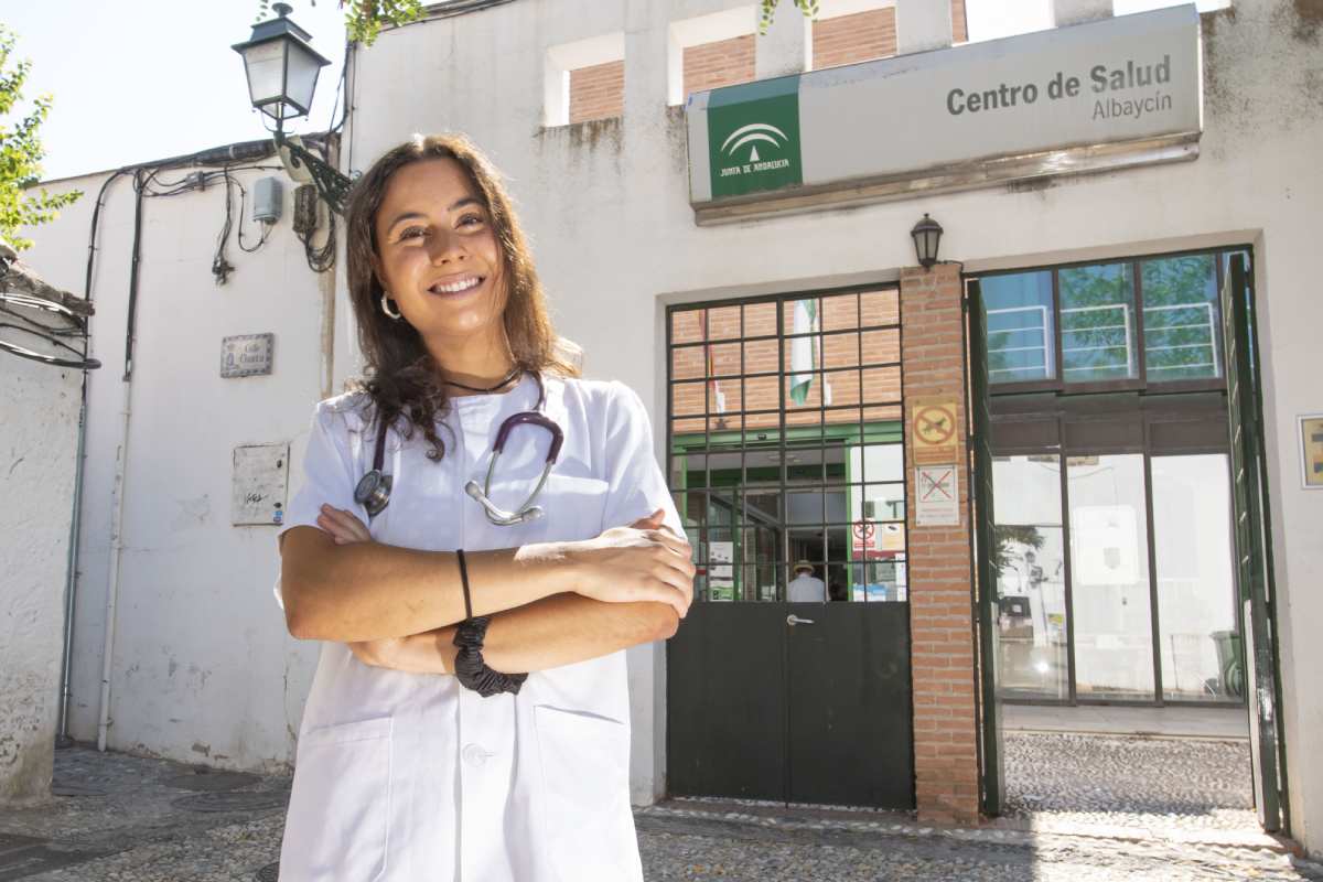 Henar, a las puertas del centro de salud donde ha comenzado la residencia. (FOTO: Miguel Ángel Molina)