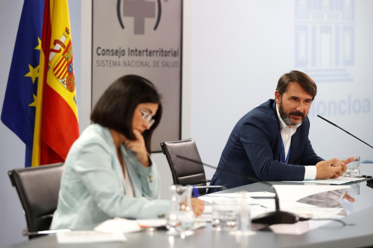 La ministra de Sanidad, Carolina Darias, y el director del ISCIII, Cristóbal Belda, en la rueda de prensa tras el Consejo Interterritorial. 