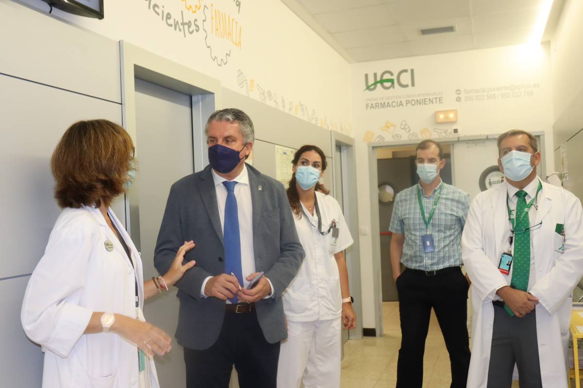 Mª Angeles Castro; Juan de la Cruz Belmonte Mena: Carmen Hierro; Ramón Estrada, subdirector de Procesos Industriales y Servicios de la Agencia Pública Sanitaria Poniente, y Pedro Acosta Robles, durante la visita a Farmacia del Hospital del Poniente (Almería). 