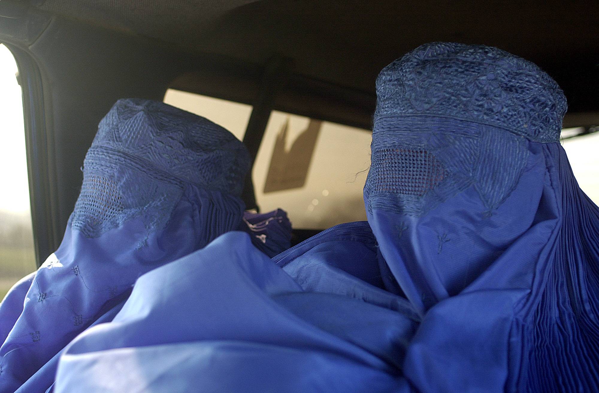 Mujeres con burka viajando en taxi en Kabul. /Antonio Pardo.