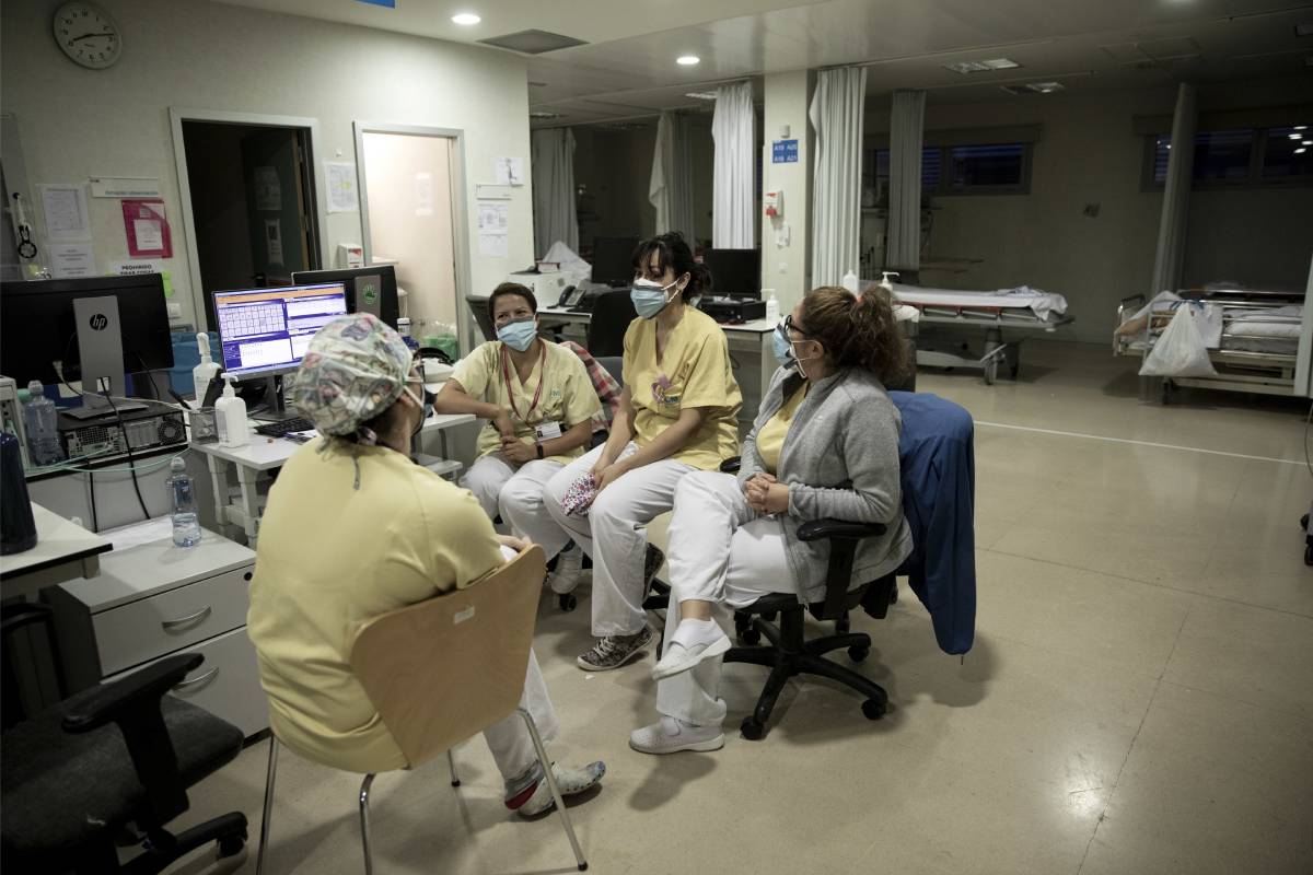 Un grupo de TCAE del servicio de Urgencias del Hospital Infanta Sofía (Foto: Alberto Di Lolli)
