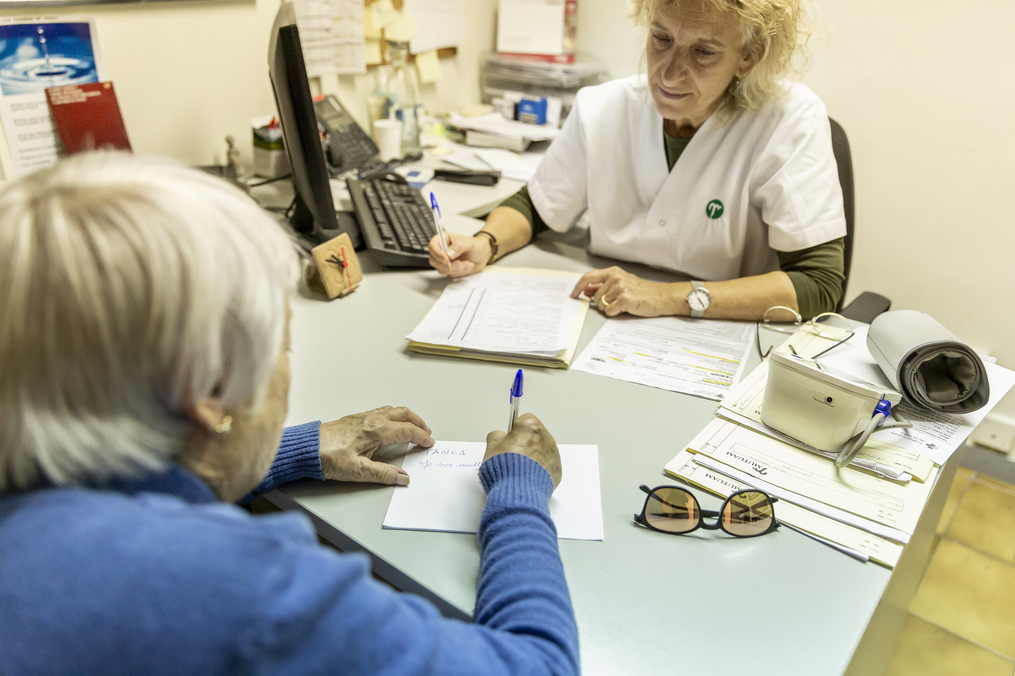 La Consejería de Salud de Asturias ha acreditado a otros 2.247 profesionales de enfermería para la indicación, uso y autorización de medicamentos y productos sanitarios. FOTO: Ariadna Creus y Àngel garcía (Banc Imatges Infermeres).