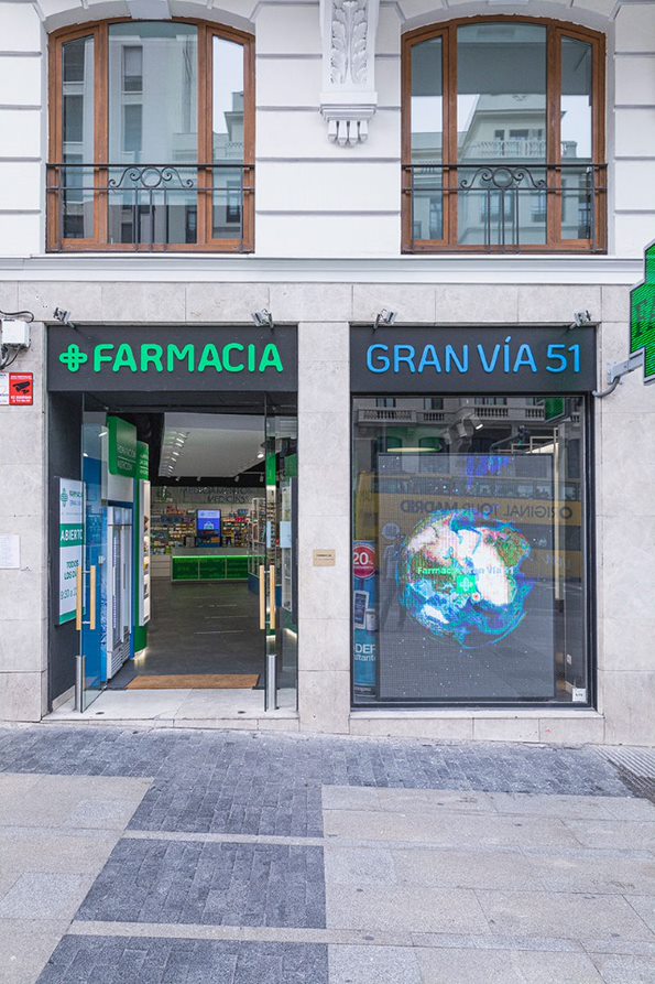 El escaparate se ha resuelto mediante una gran pantalla que sirve de reclamo. FOTO: aQtue.