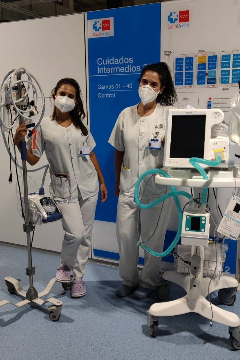 Las enfermeras de la UCRO del Hospital Isabel Zendal, Miriam Ballesteros y Carmen Lara, son las artÃfices de la â€˜GuÃa rÃ¡pida enfermera para desenvolverse en UCRIâ€™. 
