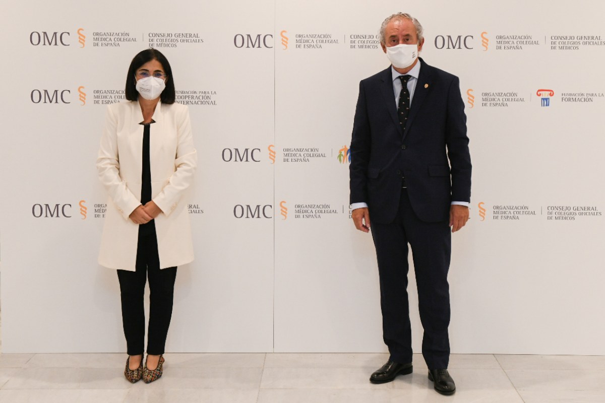 Carolina Darias, ministra de Sanidad, junto a Tomás Cobo, presidente del Consejo General de Colegios Oficiales de Médicos, durante el acto de toma de posesión. (José Luis Pindado)