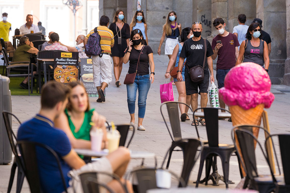 Personas con mascarilla paseando por las calles del centro de Madrid. (Ángel Navarrete)