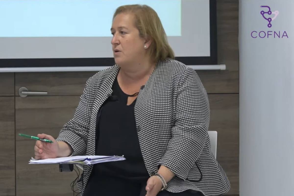 Marta Galipienzo, durante su intervención en la mesa sobre suicidio organizada por el COF de Navarra. 