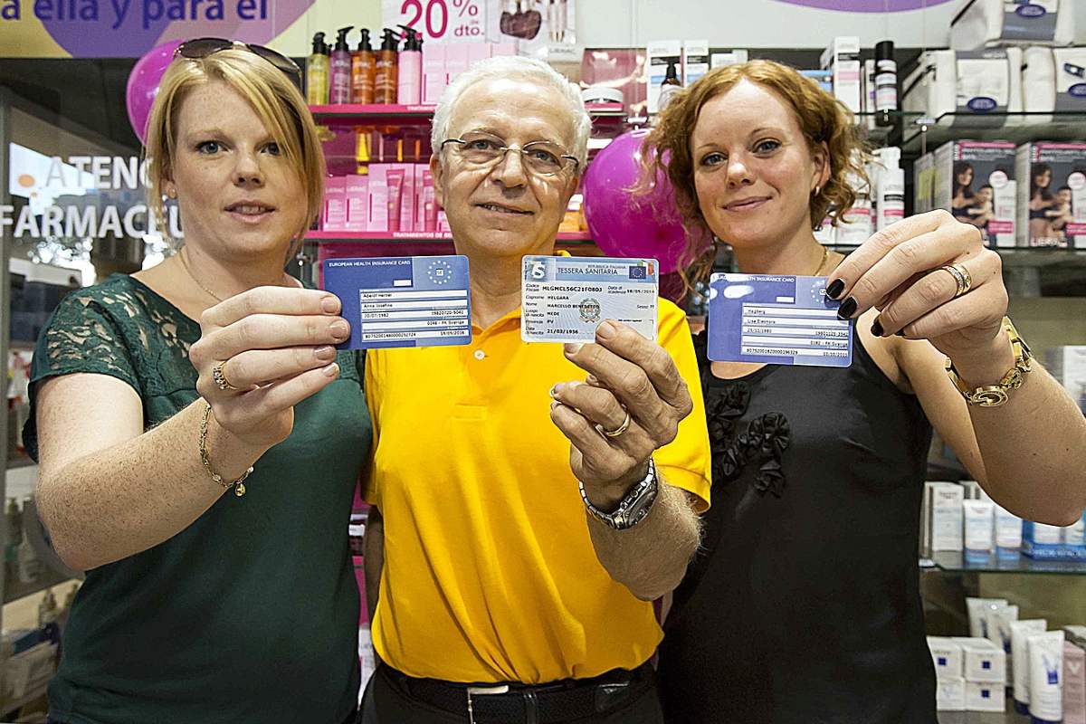 Un italiano y dos suecas, tras interoperar en la farmacia de Manuel Ojeda, en Sevilla, en un 'piloto' de 2013.