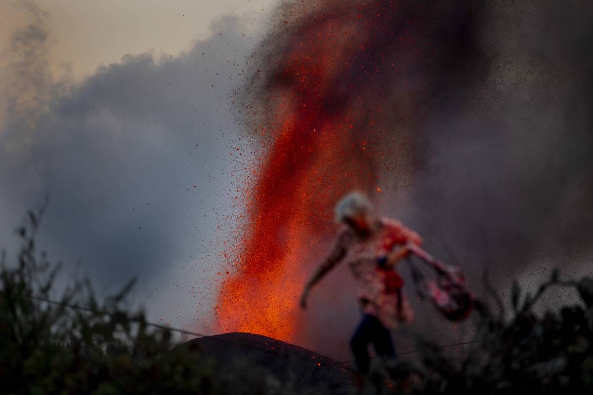 Una mujer, en la localidad de El ParaÃso (La Palma), prÃ³xima a la erupciÃ³n del volcÃ¡n Cumbre Vieja. /Alberto di Lolli ('El Mundo').