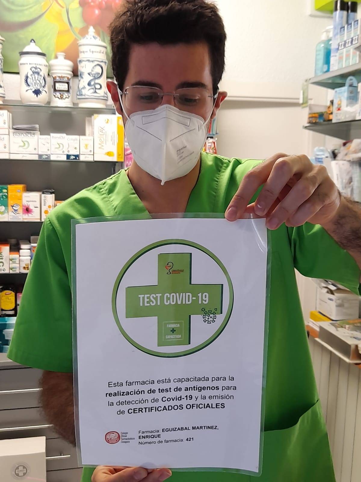 Farmacéutico en una botica adherida para emitir certificados covid europeos.