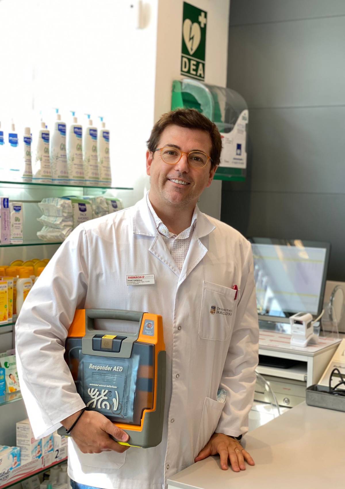 Franc Capdevila, titular de la Farmacia Sarrià de Barcelona, con el desfibrilador de su botica.