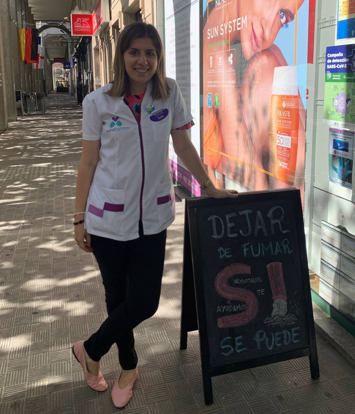 Noa Rey, farmacéutica y vocal de Sedet, a la entrada de su farmacia de A Coruña.