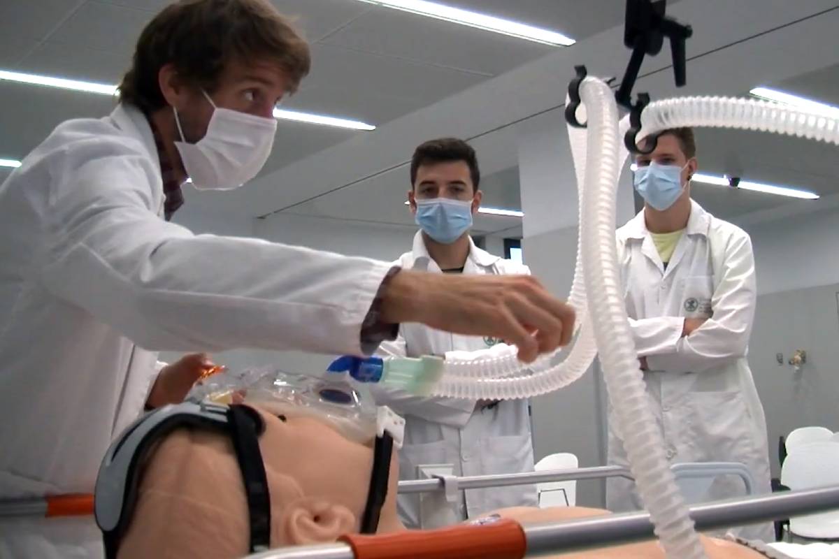 Estudiantes de Medicina hacen prácticas en el Hospital Cl�nico de Simulación de la Universidad Católica de Valencia (Foto: DM).