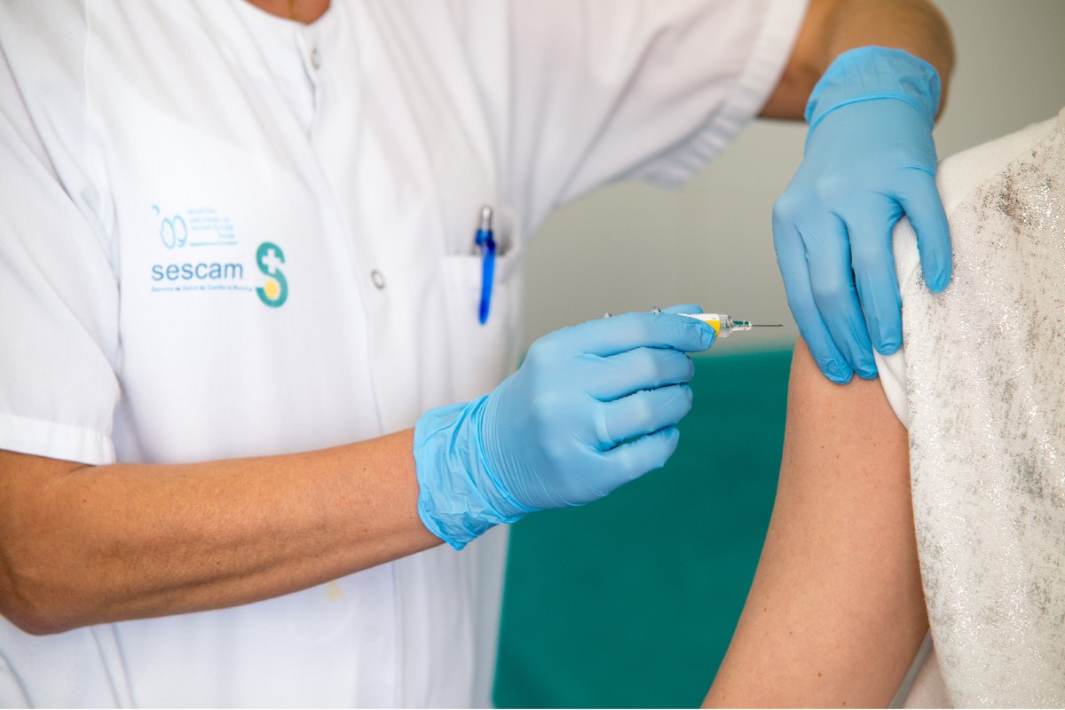 Un enfermero vacuna a una paciente en un centro de salud de Castilla-La Mancha, durante la campaña de vacunación contra la covid (Foto: Gobierno de Castilla-La Mancha).