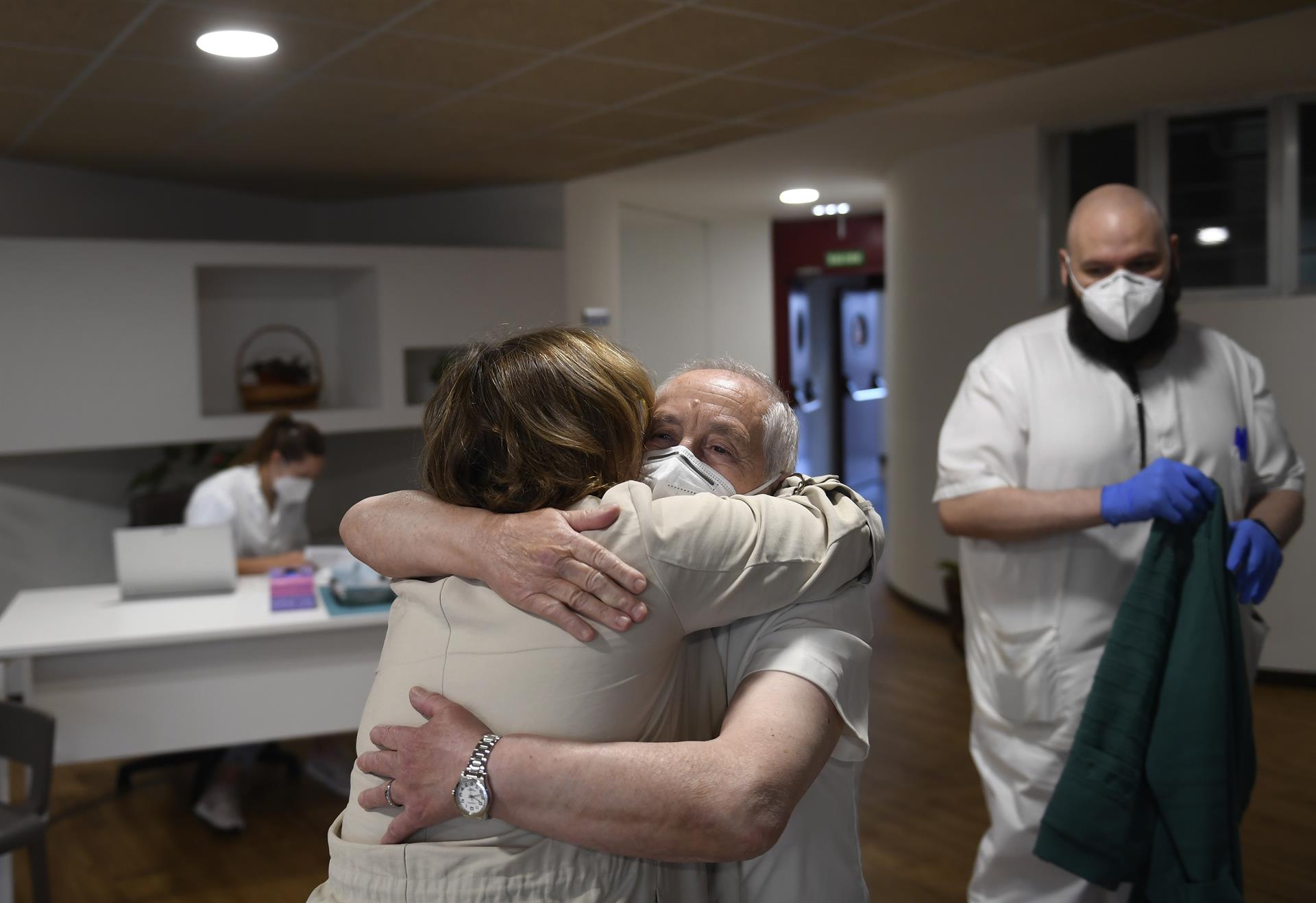  Un hombre da un abrazo tras recibir este jueves la tercera dosis de la vacuna contra el coronavirus en la Residencia La Mixta de Gijón, Asturias cuando comienza la vacunación de dicha dosis a los residentes en los centros sociosanitarios de personas mayores del Principado. EFE/ Eloy Alonso POOL