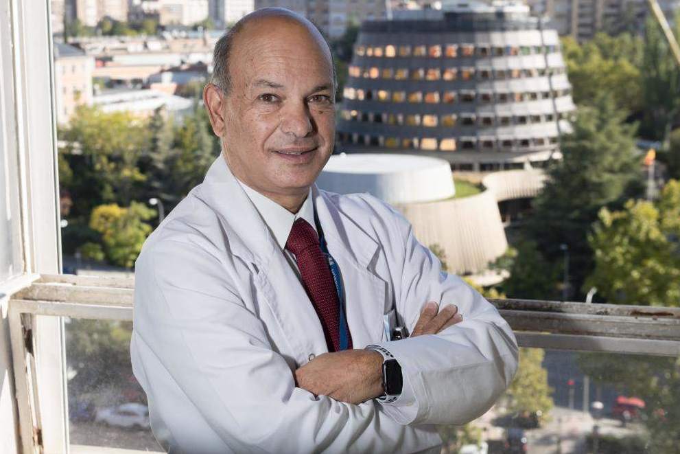 Andrés Santiago, jefe de Servicio de Medicina Legal y Forense del Hospital Universitario San Carlos de Madrid, posa en una ventana del hospital desde la que se ve el Tribunal Constitucional. Fotos: José Luis Pindado.