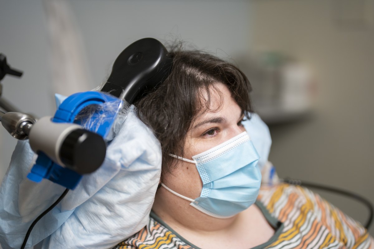 La paciente tratada con estimulación cerebral profunda.