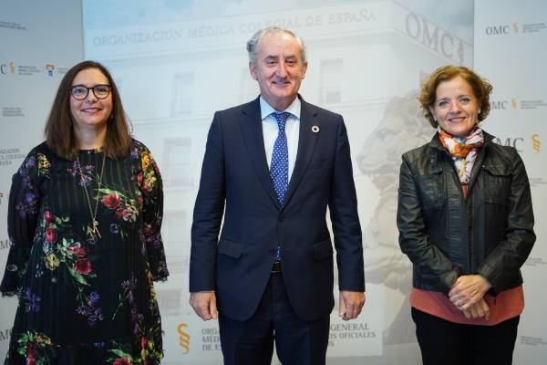 Tomás Cobo, presidente de la OMC, flanqueado por Manuela Garc�a Romero (izda.) y Nina Mielgo (Foto: Cgcom).