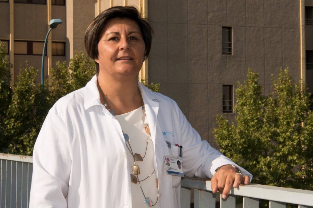 Eva Negro, del Servicio de Farmacia del Hospital Universitario de Getafe, en Madrid, ha sido una de las premiadas por la SEFH, junto a María Queralt Gorgas, jefa del Servicio de Farmacia del Hospital Universitario Valle de Hebrón, de Barcelona; y María Larrosa, farmacéutica adjunta del Área de Oncohematología del Valle de Hebrón.