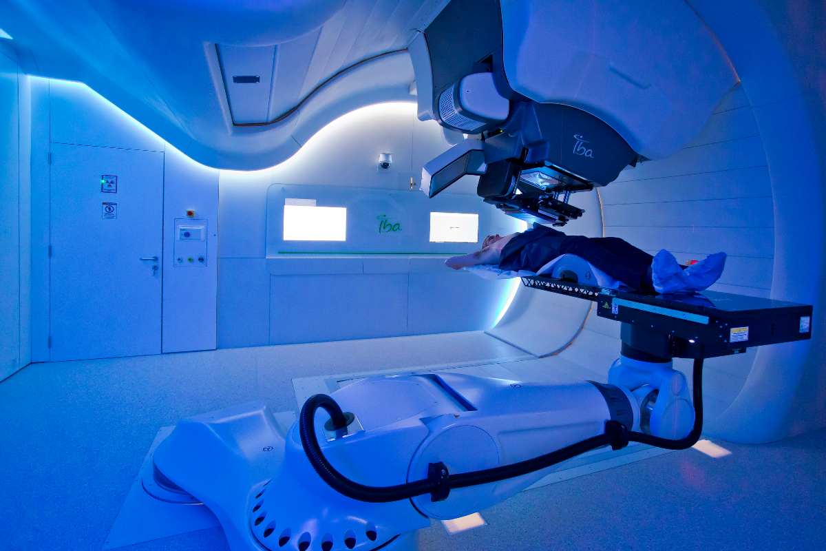 En Madrid, hay dos centros en los que se puede administrar protonterapia frente a tumores, uno de la Clínica Universidad de Navarra y otro del grupo QuirónSalud.